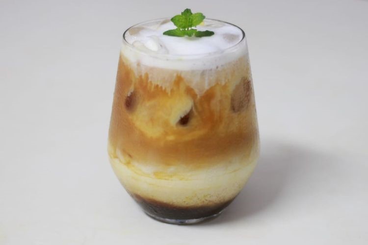 https://apps.santosjayaabadi.co.id/factoryoutlet/contents/images/lg/posts/POST_Ngopi_di_Rumah_Coba_Resep_Baru_Ini,_Kopi_Campur_Kunyit_(20200622091901).jpg