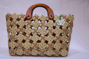 https://apps.santosjayaabadi.co.id/factoryoutlet/contents/images/lg/products/PRODUK_Kerajinan_Sachet_Handbag_Good_Day_Pesta_(20171214021250).jpg
