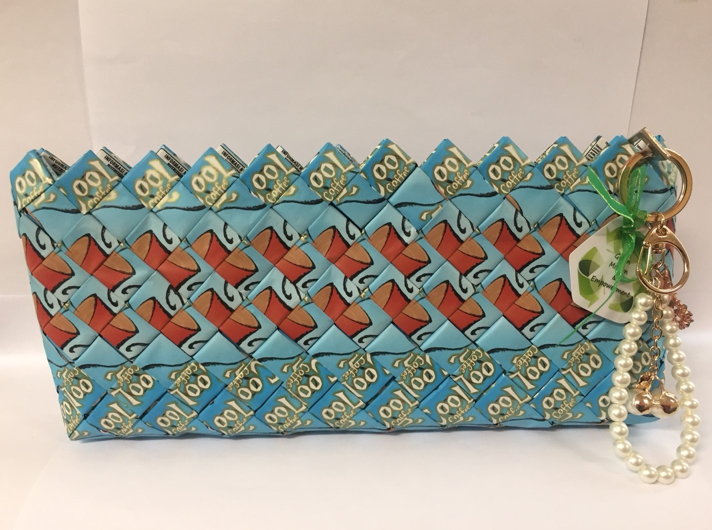 https://apps.santosjayaabadi.co.id/factoryoutlet/contents/images/lg/products/PRODUK_Kerajinan_Sachet_Tas_Clutch_Ethnic_Pesta_Coolin_(20181031115013).jpg